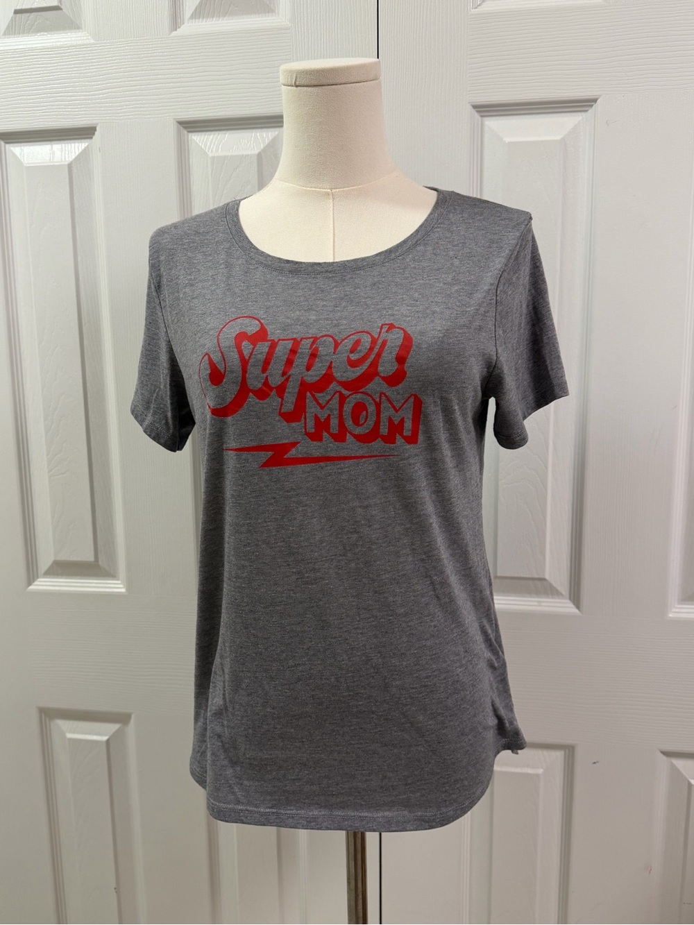 Old Navy Super Mom Graphic T-Shirt Gray Red Size Medium